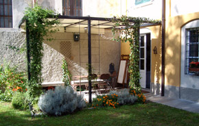 Pergolato in ferro con tettoia in lexan