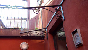 Tettoia in ferro battuto e vetro - protezione porta d'ingresso