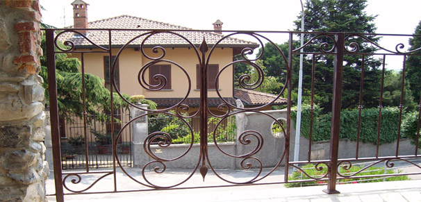 Future - Carpenteria metallica civile: parapetto con lavorazione a ricciolo, in ferro battuto